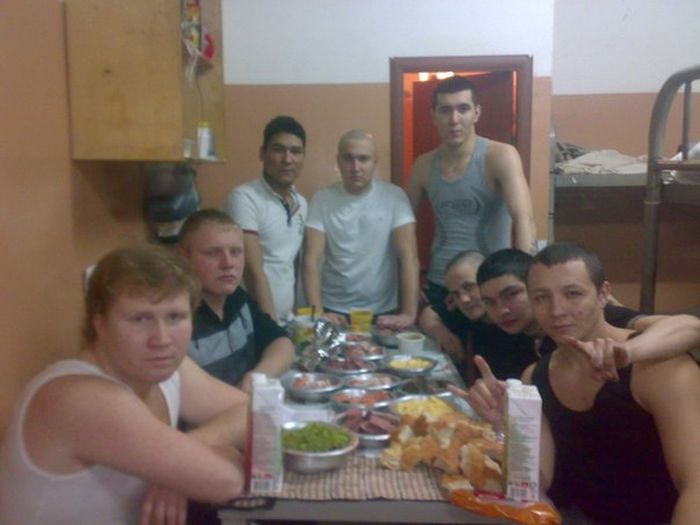 Как убийцы отбывают срок (12 фото)