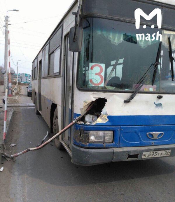 В Комсомольске-на-Амуре шлагбаум проткнул автобус и ранил пассажира