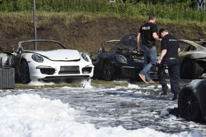 Десяток новеньких Porsche сгорели дотла