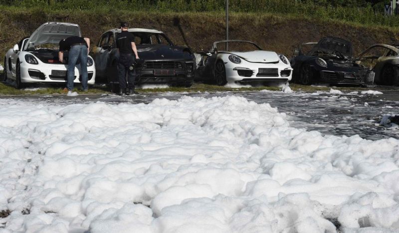 Десяток новеньких Porsche сгорели дотла