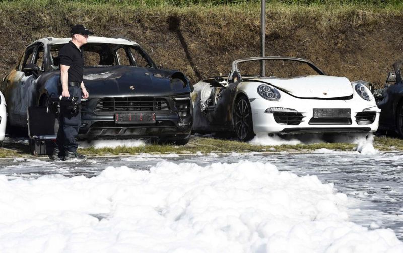 Десяток новеньких Porsche сгорели дотла