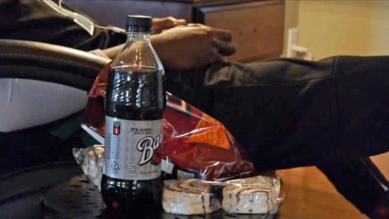 Родные попрощались с погибшим парнем, усадив его перед телеком и включив игру любимой команды