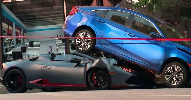 Кабриолет Lamborghini Huracan заехал под припаркованный автомобиль