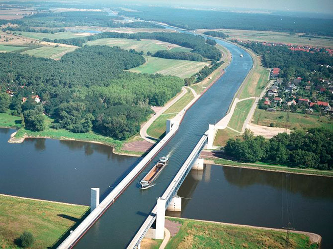 Самые выдающиеся водные мосты мира (20 фото)