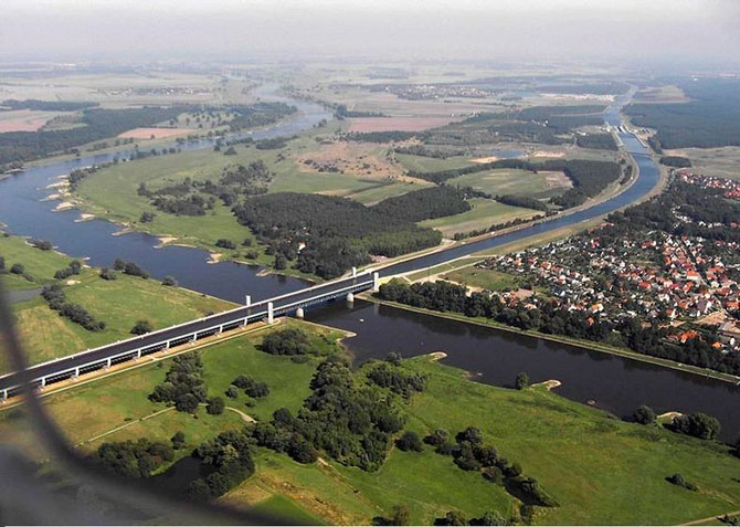 Самые выдающиеся водные мосты мира (20 фото)
