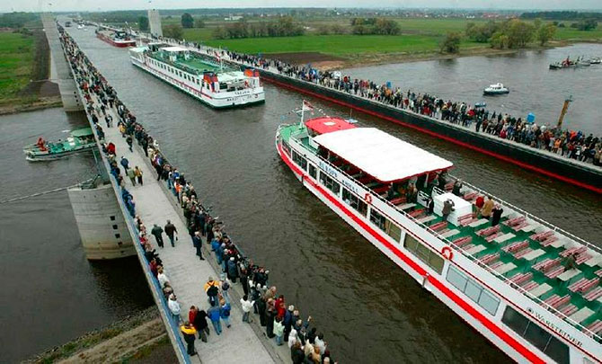 Самые выдающиеся водные мосты мира (20 фото)