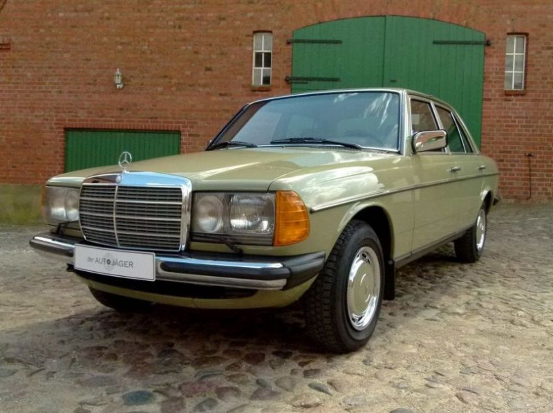 Mercedes-Benz простоял 30 лет в гараже