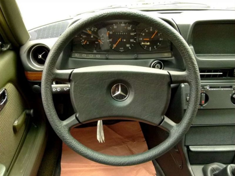 Mercedes-Benz простоял 30 лет в гараже