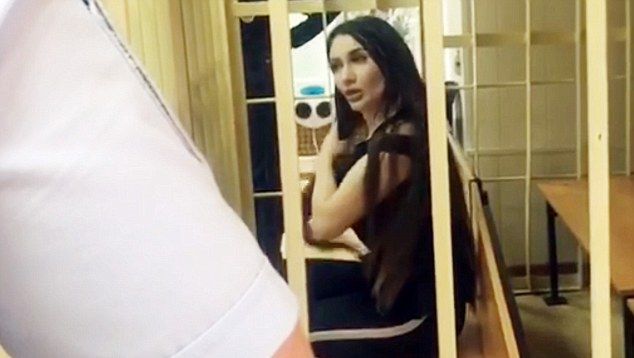 Модель предложила инспекторам ДПС тройничок, чтобы ее отпустили