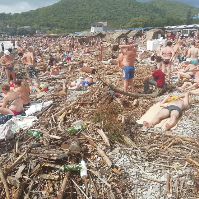 Разрушенный пляж и горы мусора не помеха для отдыхающих