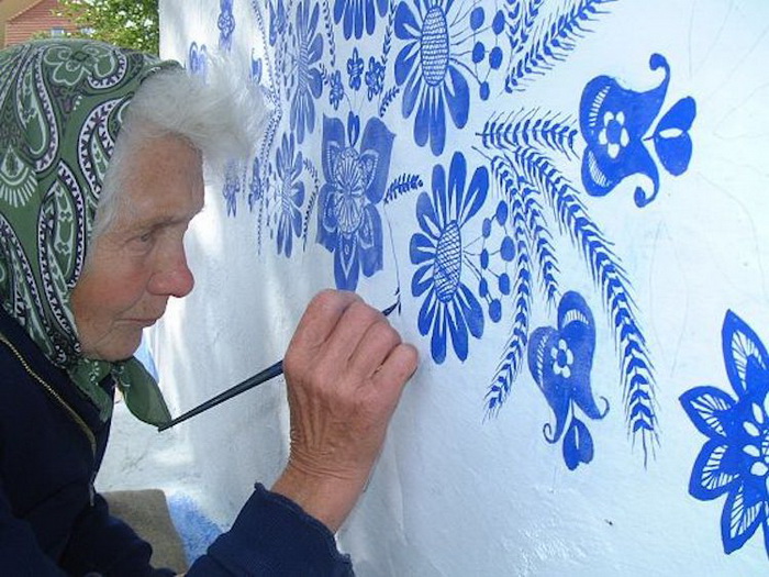 Агнешка Кашпаркова – 90-летняя мастерица, которая разрисовала дома в чешской деревне