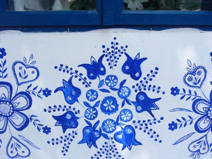 Агнешка Кашпаркова – 90-летняя мастерица, которая разрисовала дома в чешской деревне