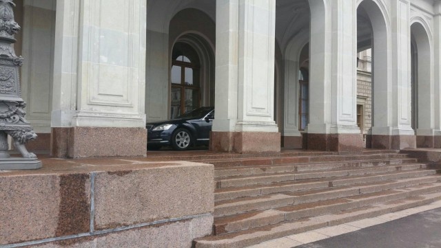 Как паркует автомобиль врио губернатора Санкт-Петербурга Александр Беглов