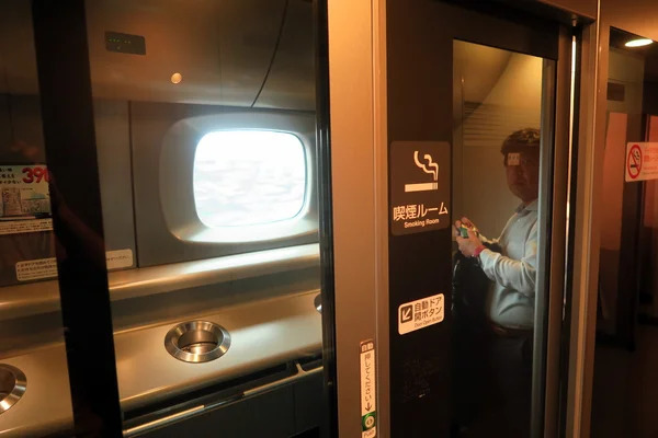 Неожиданная лояльность японцев к курению