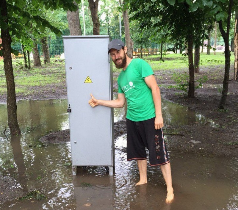 Эти люди явно не слышали о технике безопасности