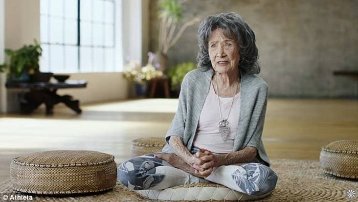 «Радость жизни находится прямо внутри вас» — Тао Порчон-Линч, 98-летняя инструктор йоги