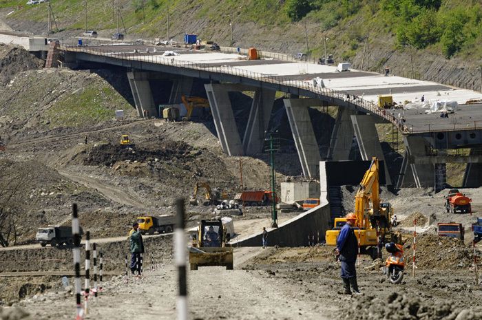 Олимпийскую дорогу можно было построить из черной икры и дорогого коньяка (9 фото)