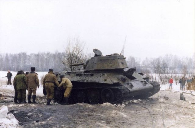 Как поднимали танк ОТ-34 из Черного озера