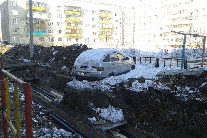 Коммунальщики снова прикалываются (2 фото)