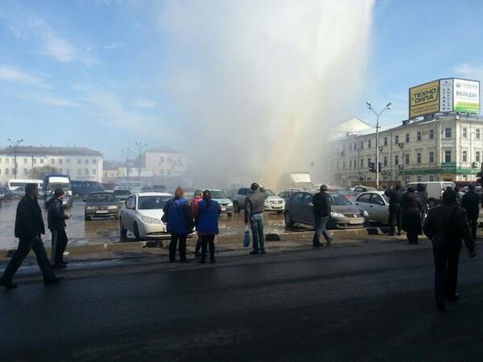 Фонтан кипятка в Смоленске (5 фото)