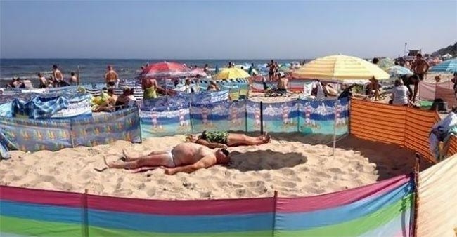 Поляки так сильно любят ограждения, что во время пляжного отдыха они есть практически у каждого