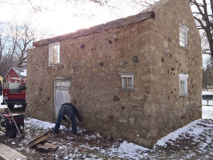 Кузница в развалинах старого дома