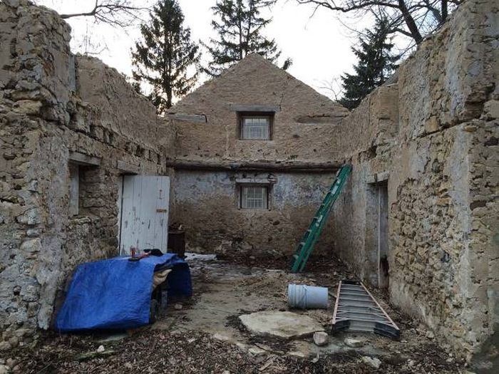 Кузница в развалинах старого дома