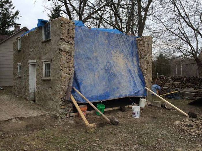 Кузница в развалинах старого дома