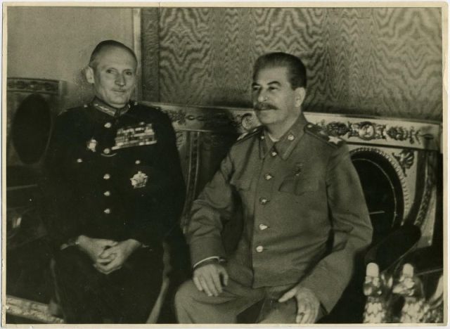 Улыбающийся Иосиф Сталин