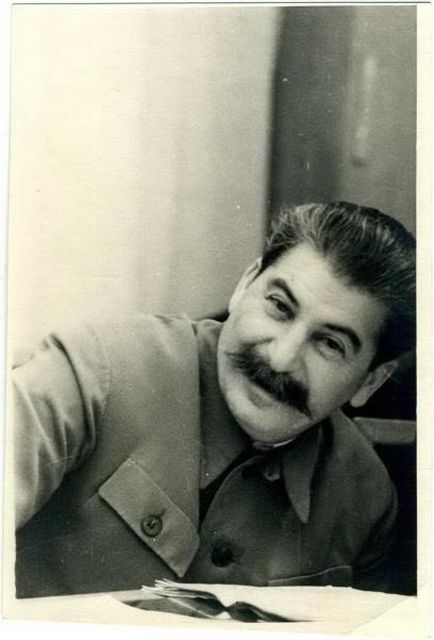 Улыбающийся Иосиф Сталин