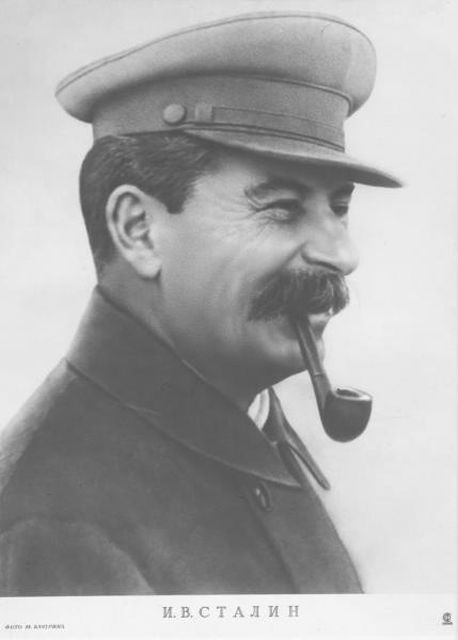 Улыбающийся Иосиф Сталин