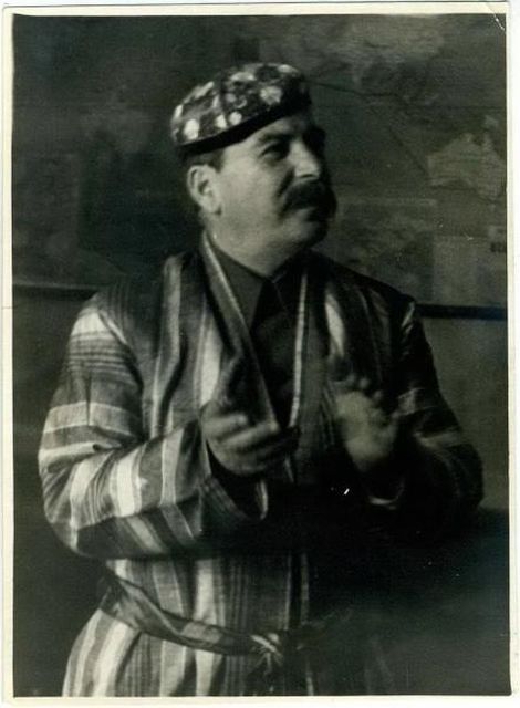 Улыбающийся Иосиф Сталин