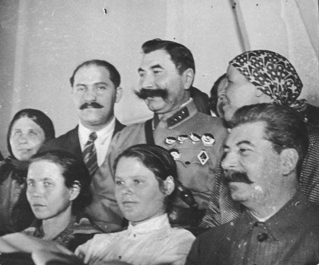 Улыбающийся Иосиф Сталин