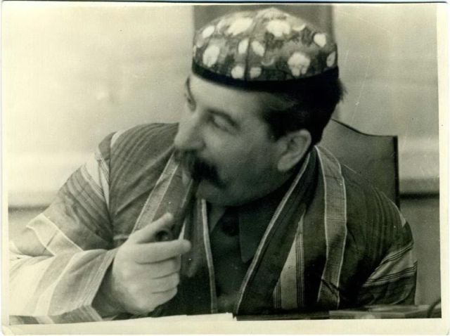 Улыбающийся Иосиф Сталин