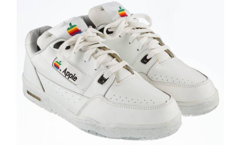 Эти официальные кроссовки Apple — хит на eBay, но вы не поверите, сколько они стоят