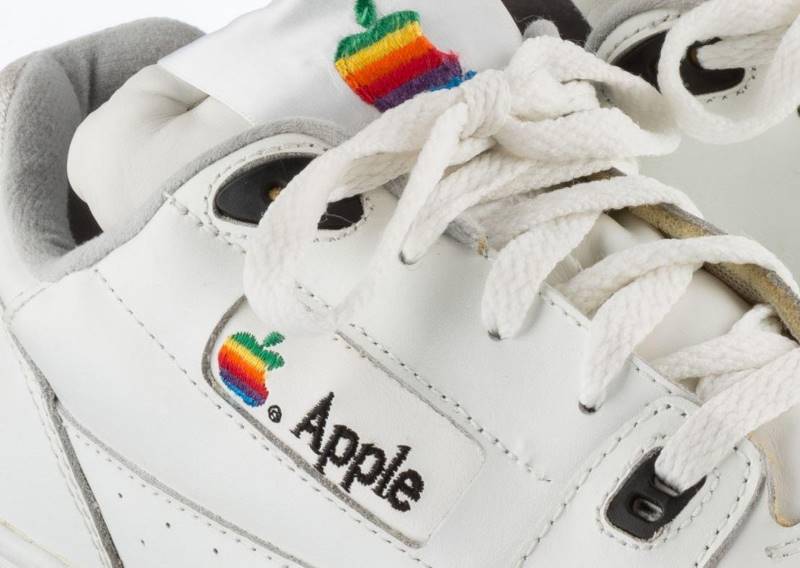 Эти официальные кроссовки Apple — хит на eBay, но вы не поверите, сколько они стоят