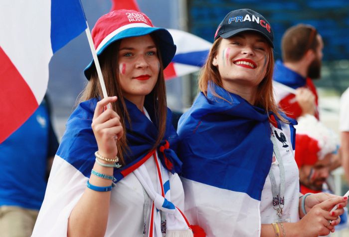 Очаровательные футбольные болельщицы