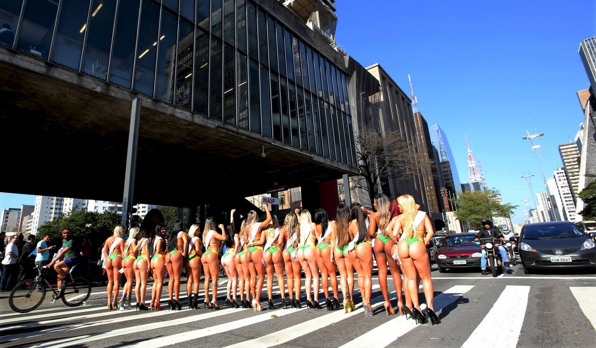 Участницы "Miss Bumbum 2015" прошлись по улице в Сан-Паулу