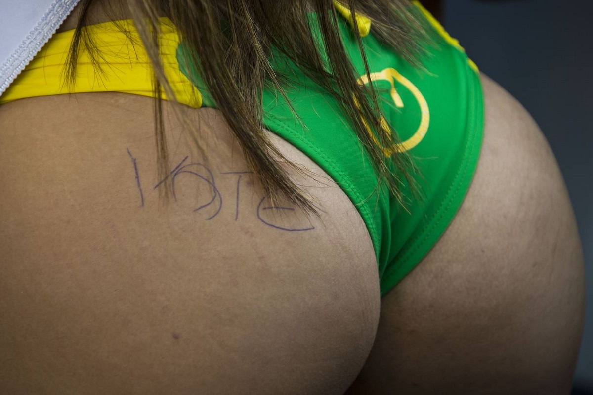 Участницы "Miss Bumbum 2015" прошлись по улице в Сан-Паулу