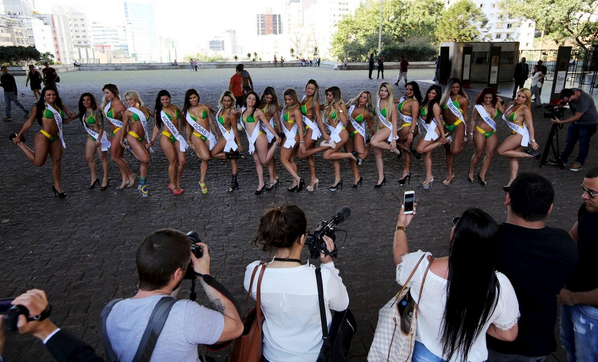 Участницы "Miss Bumbum 2015" прошлись по улице в Сан-Паулу