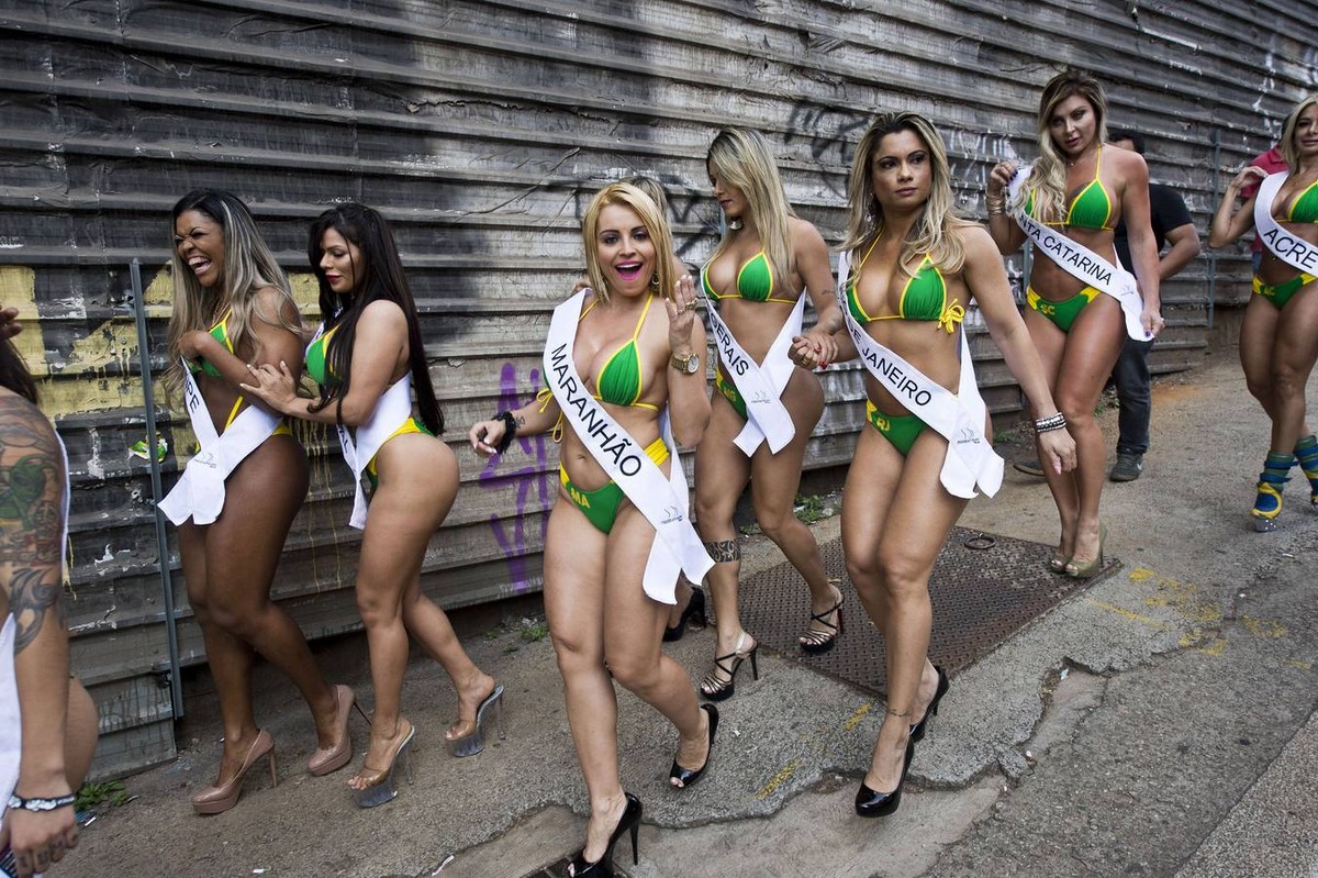 Участницы "Miss Bumbum 2015" прошлись по улице в Сан-Паулу