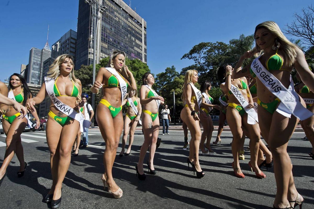 Участницы "Miss Bumbum 2015" прошлись по улице в Сан-Паулу