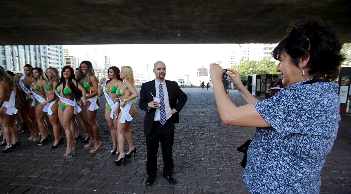 Участницы "Miss Bumbum 2015" прошлись по улице в Сан-Паулу