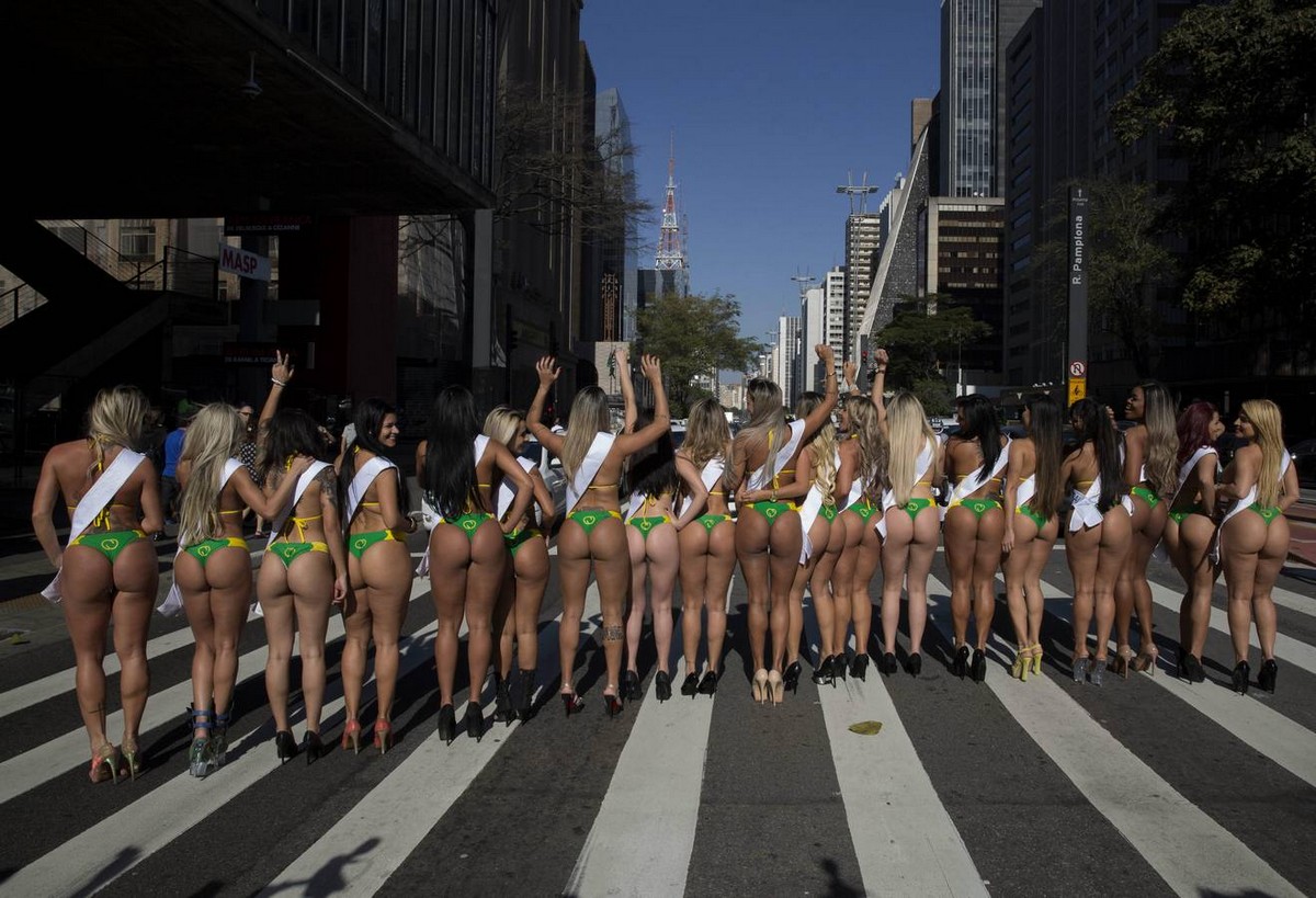 Участницы "Miss Bumbum 2015" прошлись по улице в Сан-Паулу