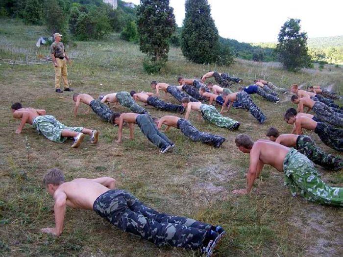 Суровый военный лагерь для подростков Таврида-Сечь (20 фото)