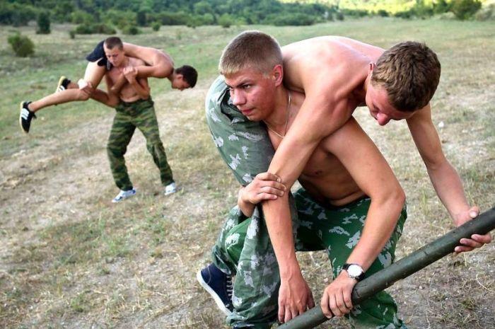 Суровый военный лагерь для подростков Таврида-Сечь (20 фото)