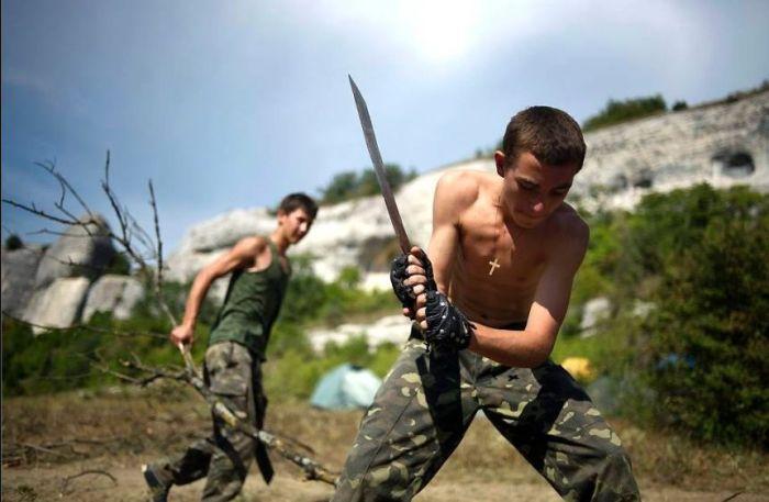 Суровый военный лагерь для подростков Таврида-Сечь (20 фото)