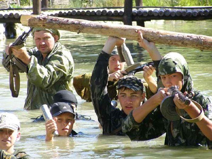 Суровый военный лагерь для подростков Таврида-Сечь (20 фото)