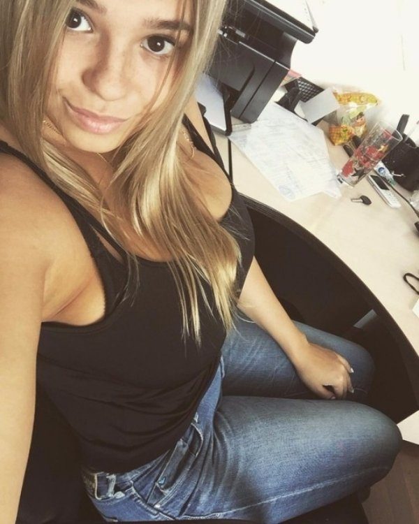 Девушки скучают на работе