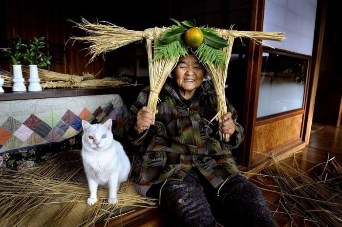 Бабушка и кошка